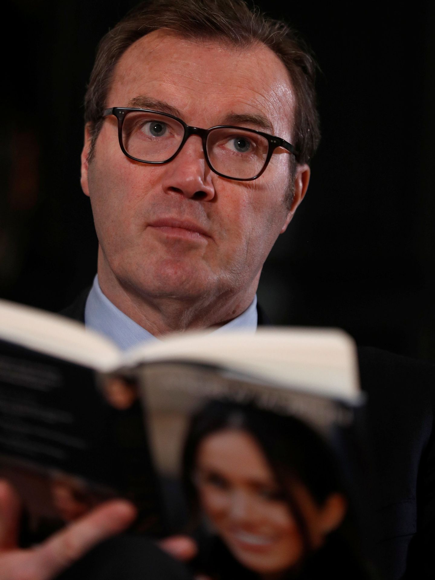 Andrew Morton, con el libro de Meghan Markle. (Reuters)