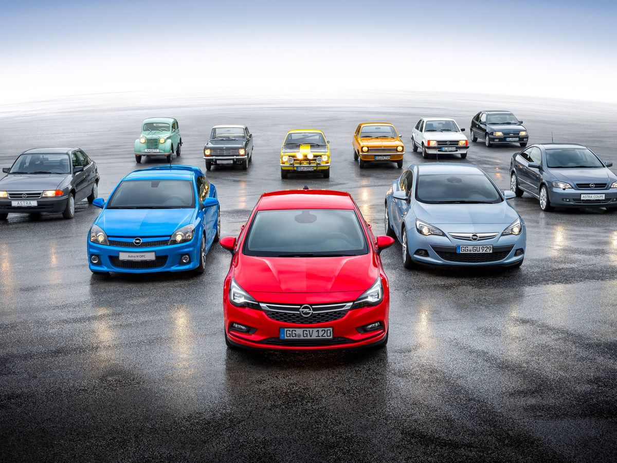 Foto: En primer plano, las cinco primeras generaciones del Opel Astra. Tras ellas, los Kadett que abrieron camino en el segmento compacto.