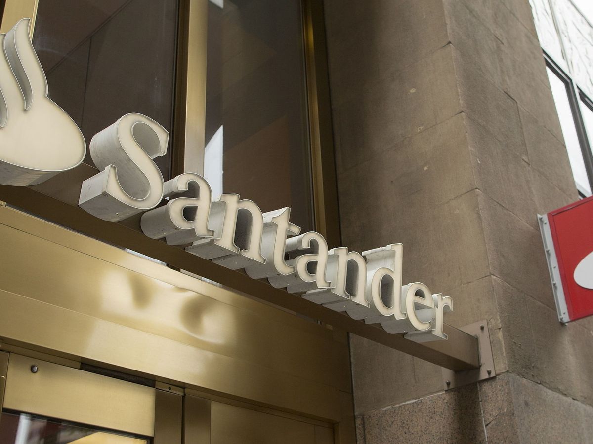 Foto: Logo de Banco Santander en sus oficinas de Boston. (EFE)