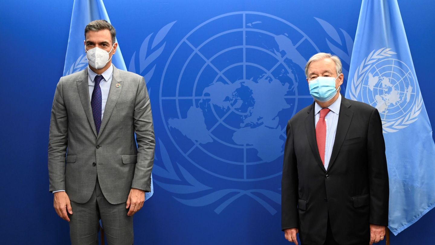 El presidente del Gobierno, Pedro Sánchez (i), posa junto al secretario general de la ONU, Antònio Guterres. (EFE)