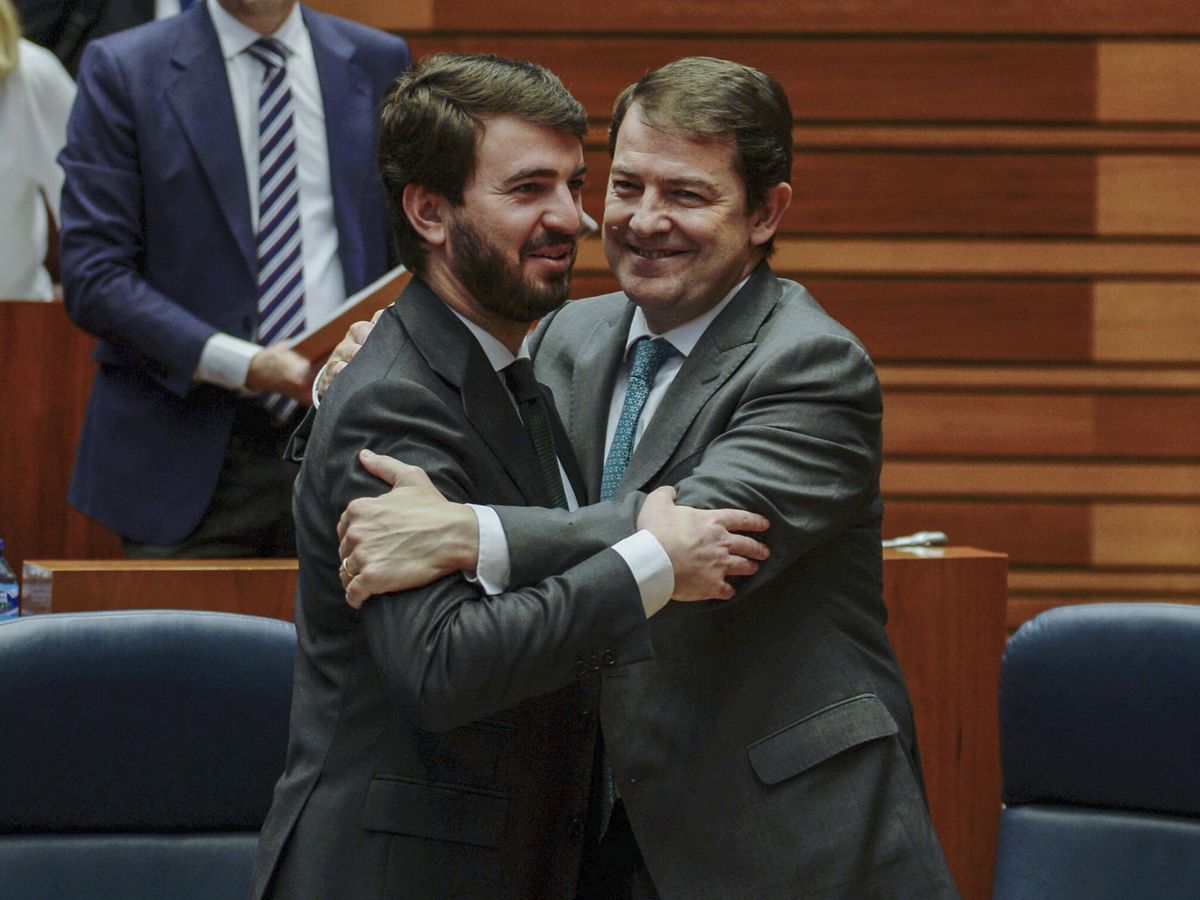 Foto: Alfonso Fernández Mañueco y Juan García Gallardo, tras la aprobación de los presupuestos de Castilla y León. (EFE/Nacho Gallego)