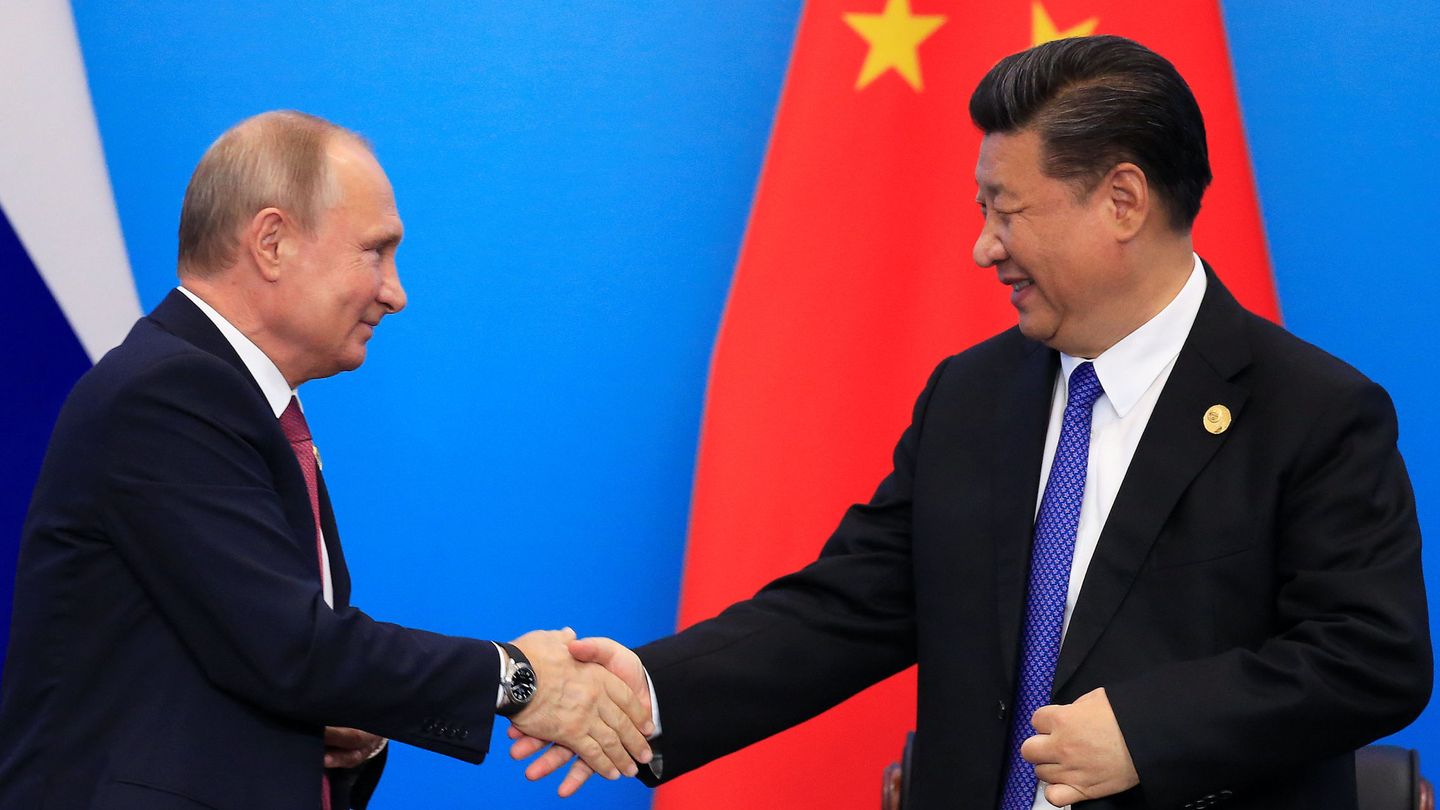 Putin saluda a Xi durante el encuentro euroasiático celebrado estos días en China (REUTERS)
