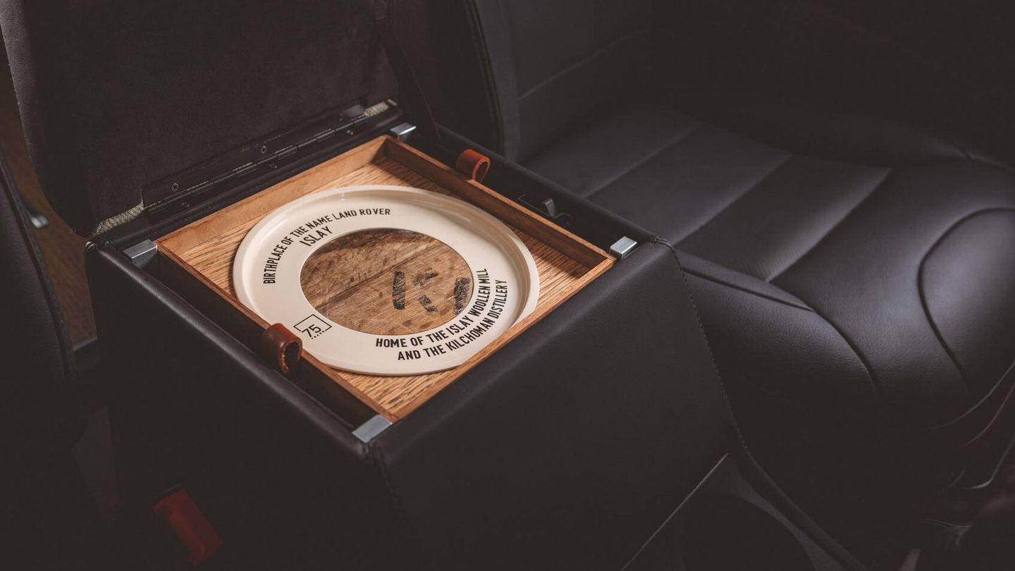 Esta placa en el reposabrazos delantero recuerda la importancia de Islay para Land Rover.