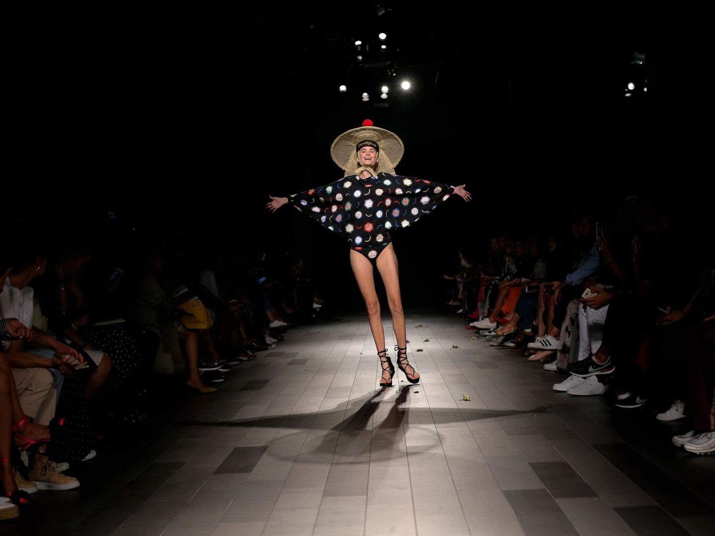 Una modelo desfila con creaciones de la marca Desigual durante la Semana de la Moda de Nueva York. (EFE)