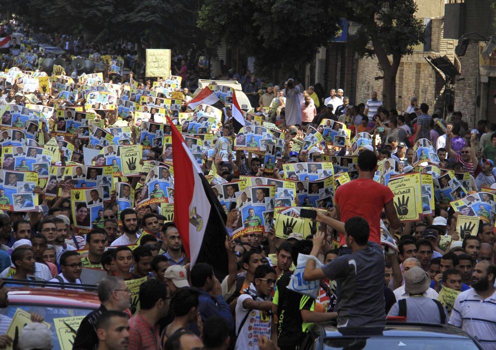Foto: Decenas de simpatizantes del depuesto presidente egipcio Mohamed Mursi (EFE)