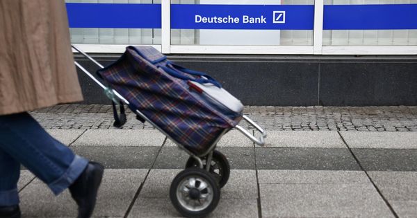 Foto: Un hombre pasa por delante de una oficina de Deutsche Bank. (Reuters)