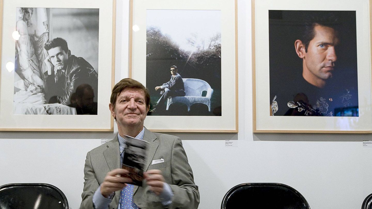 Jorge Berlanga posa ante varios retratos de su hermano Carlos en 2009. (EFE)