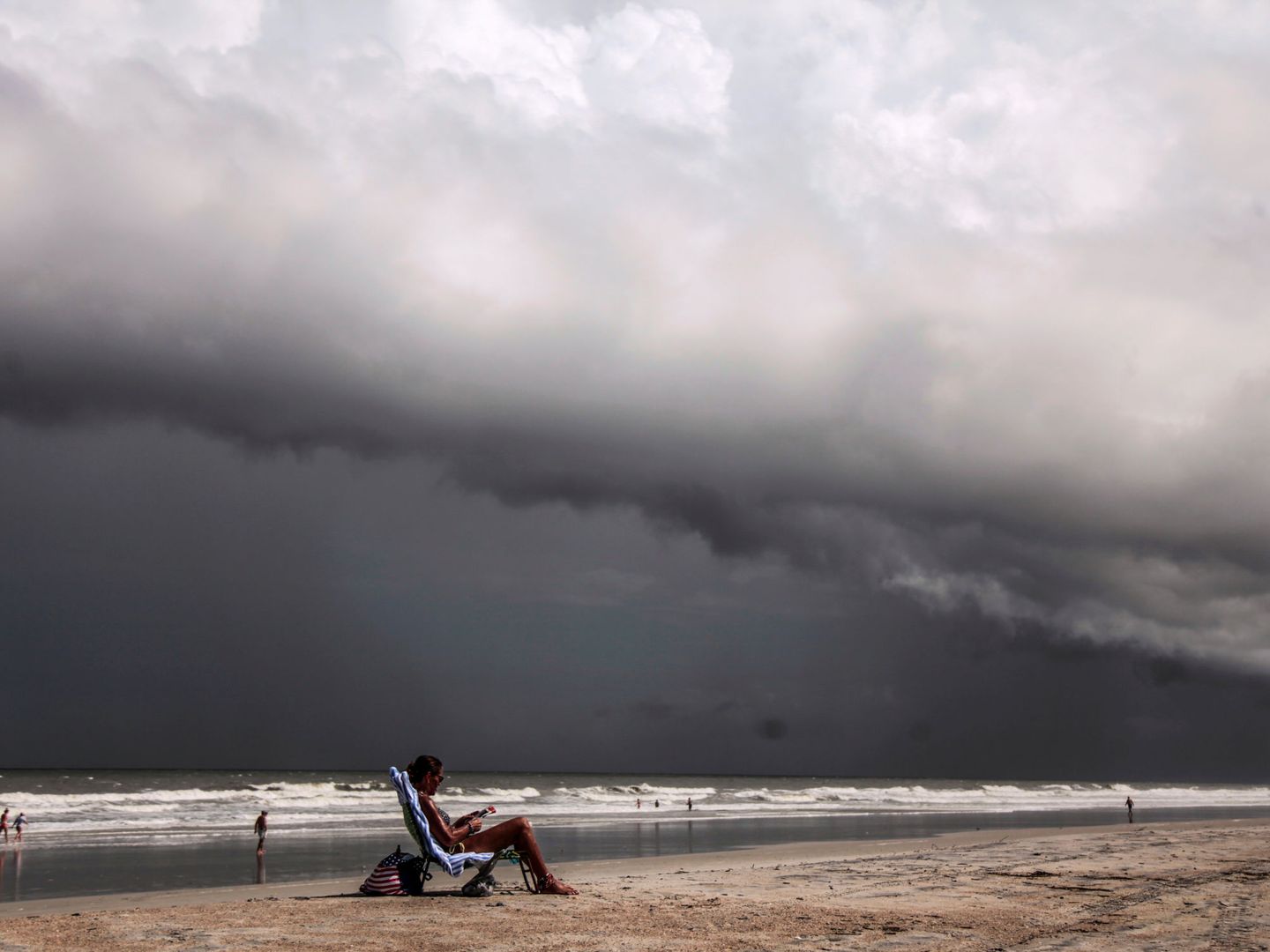 Una mujer toma el sol durante los últimos minutos antes de que las tormentas azoten la costa antes del huracán Dorian en Jacksonville, Florida (EEUU) (Reuters)
