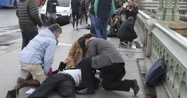 Foto: Un herido por el atentado terrorista en Londres. (Reuters)