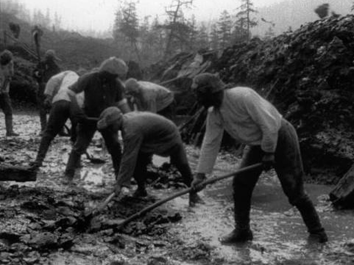 Presos de los campos de concentración de Kolymá construyendo la Carretera de los Huesos en los años 30