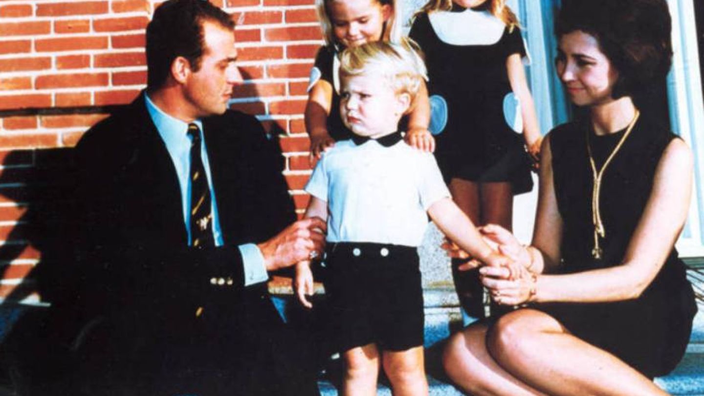 Los príncipes de España junto a sus tres hijos: Elena, Cristina y Felipe.
