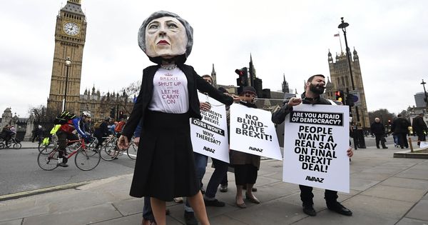 Foto: Una manifestante disfrazada de la primera ministra británica, Theresa May, durante una protesta ante el Parlamento en Londres. (EFE)