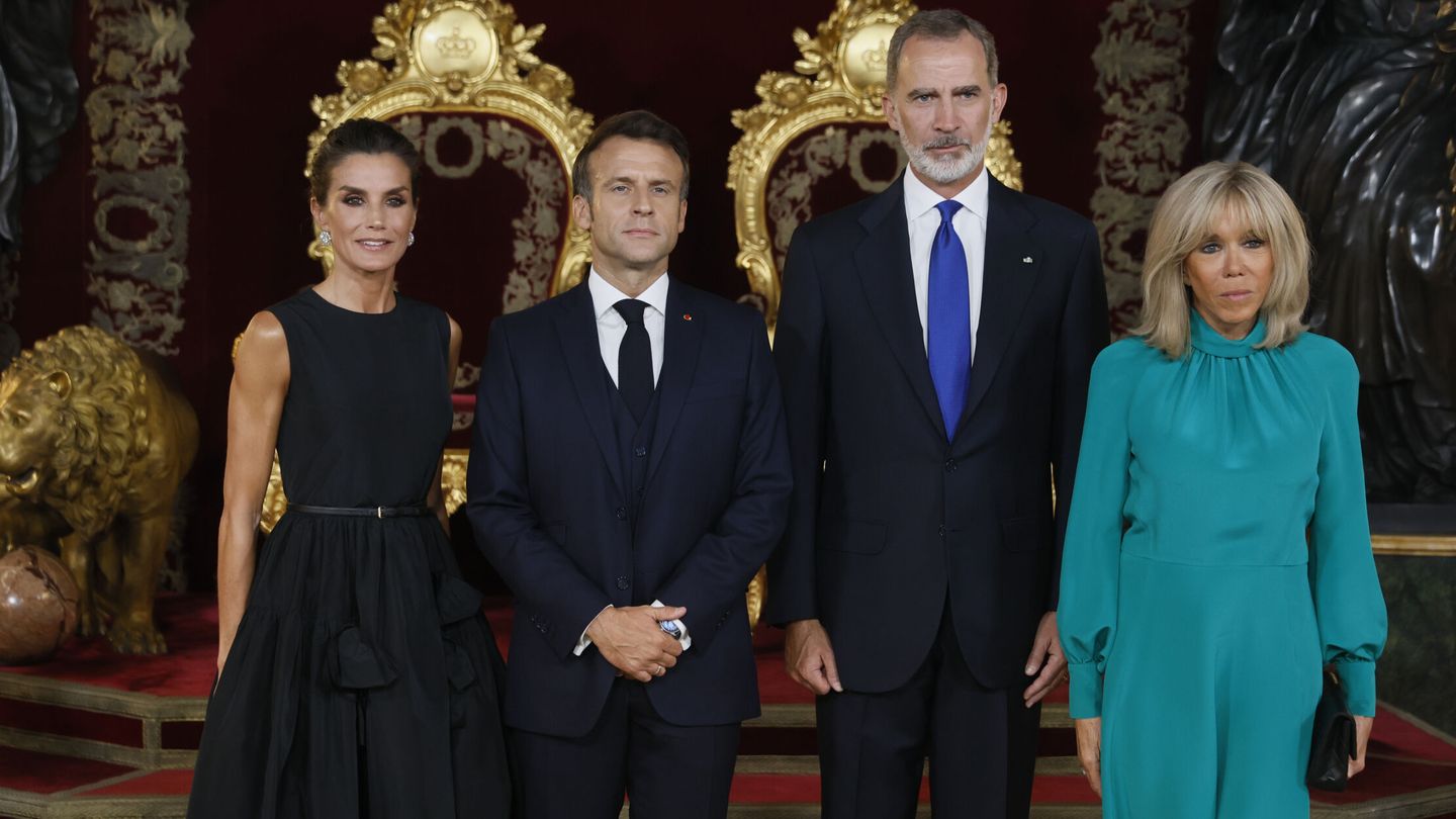 El rey Felipe VI y la reina Letizia posan junto a Emmanuel y Brigitte Macron. (EFE/Juanjo Martín)