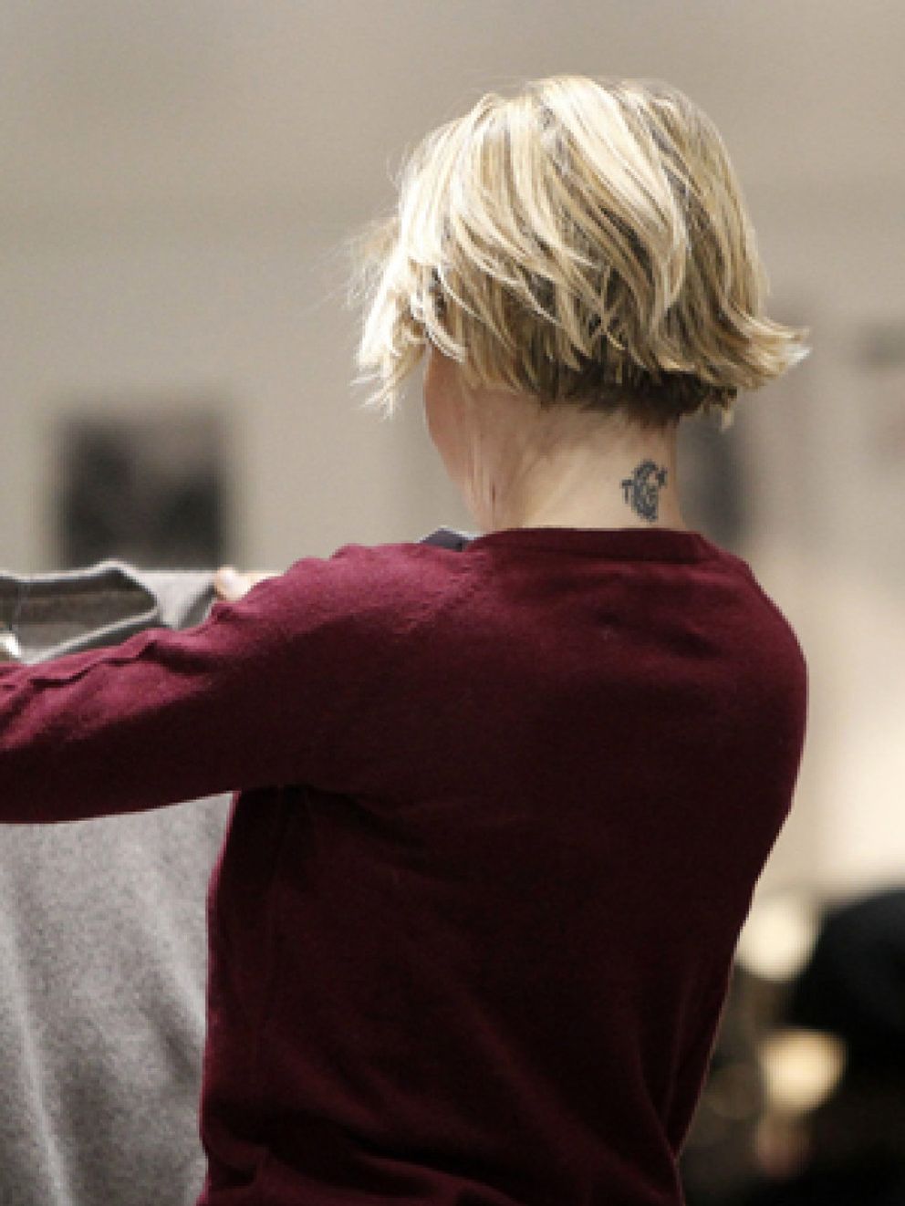 Foto: Eugenia se tatua el nombre de su hija en el cuello