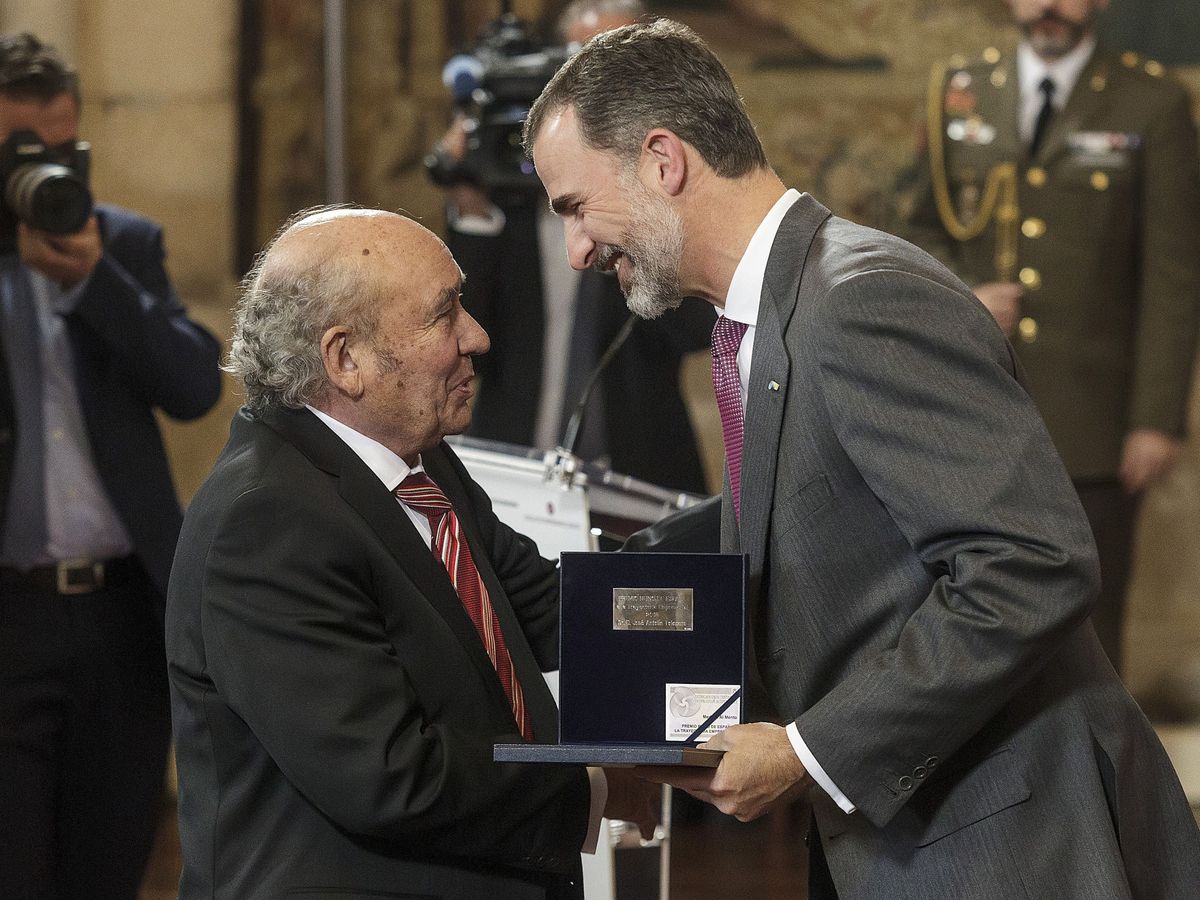 Foto: El rey Felipe VI entrega el III Premio Reino de España a la Trayectoria Empresarial a José Antolín. (EFE/Santi Otero)