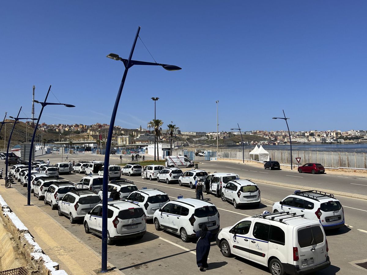 Foto: Taxis esperando a clientes que salen de Ceuta por el paso fronterizo de El Tarajal. (EFE/Mohamed Siali)