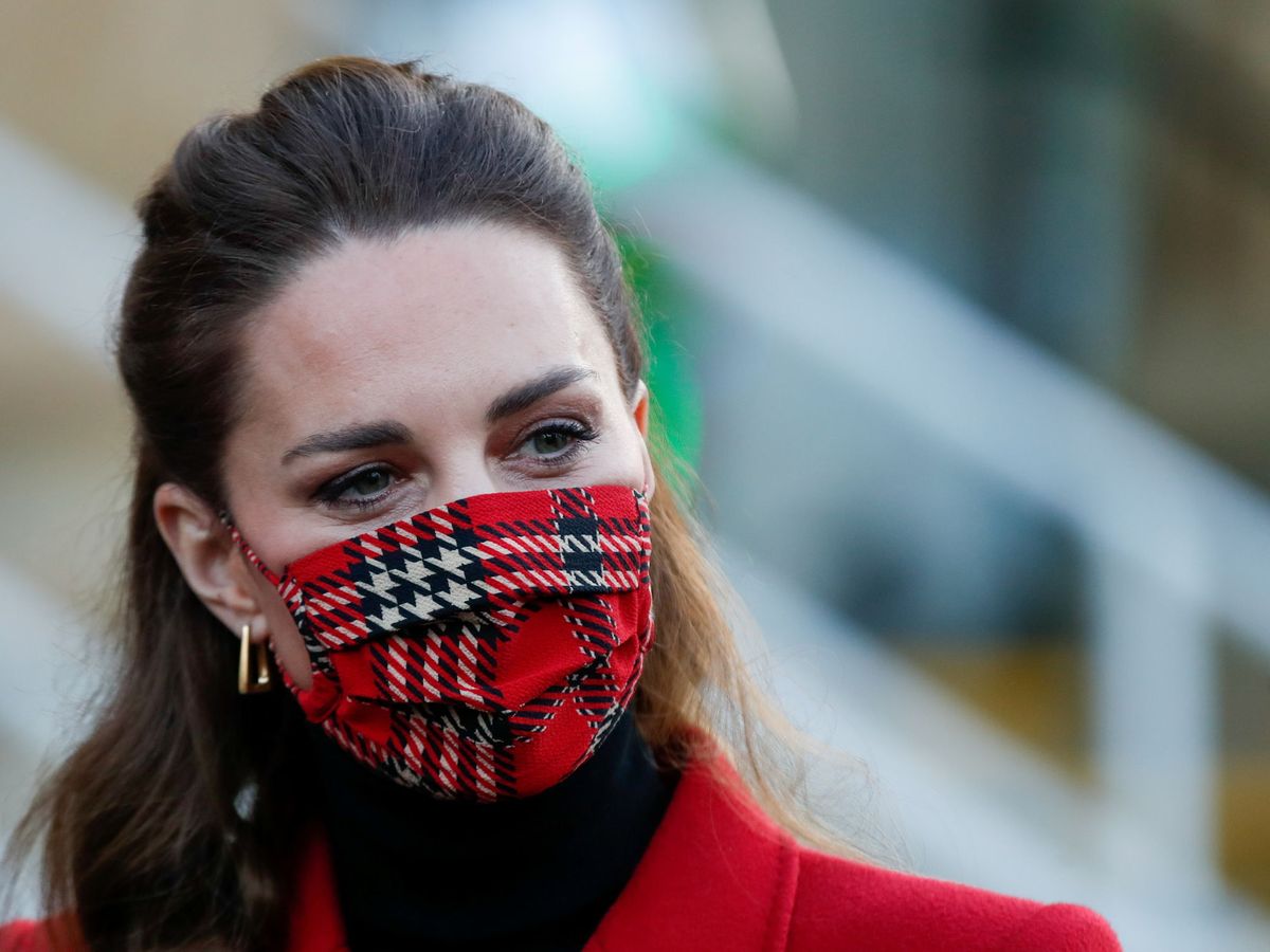 Foto: Kate Middleton y su mascarilla tartán de Emilia Wickstead. (Reuters)