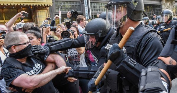 Foto: Manifestantes, durante enfrentamientos con la policía de Boston, el 19 de agosto de 2017. (Reuters) 