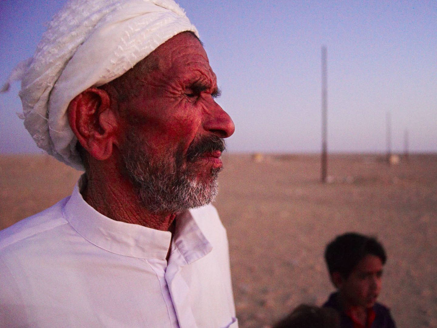 El beduino Sultan Halebba ciego por el estallido de una mina de la Segunda Guerra Mundial en El Alamein, junto a una de sus nietos en 2010 (M. A. Sánchez)