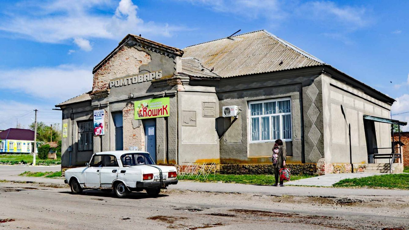 Los habitantes de Pavlopil tienen que viajar a Mariupol para abastecerse de productos. (F.Barber)