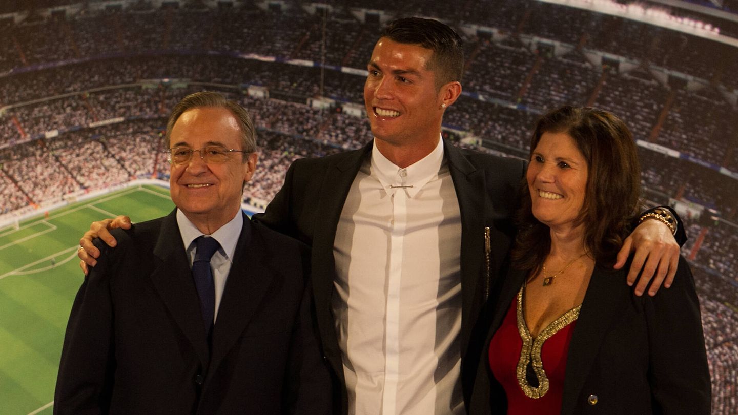 Dolores y Cristiano, junto a Florentino Pérez en la etapa del delantero en el Real Madrid. (Getty)