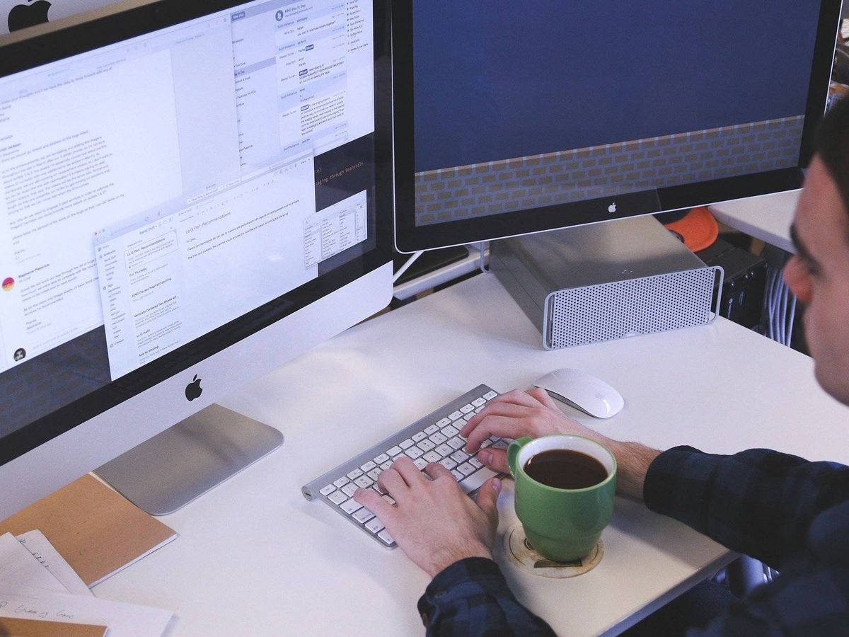 Foto: Un trabajador, frente a su ordenador en una oficina. (Pixabay)