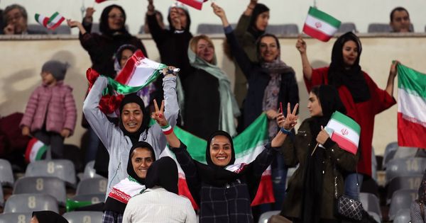 Foto: Varias mujeres iraníes acceden a la gradas antes de un partido de fútbol amistoso. (EFE)