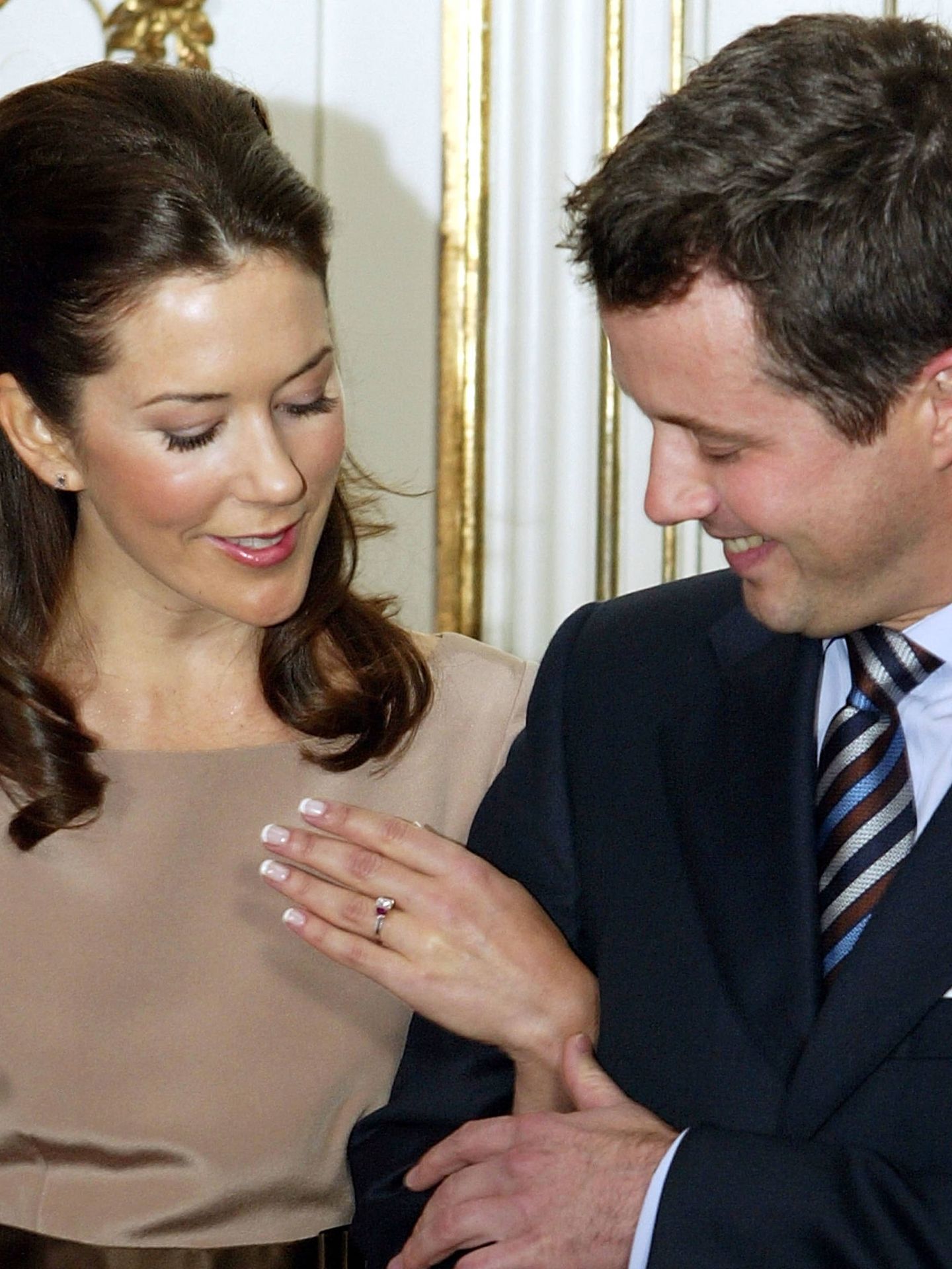 Federico, junto a Mary de Dinamarca, que muestra su anillo de compromiso. (Getty)