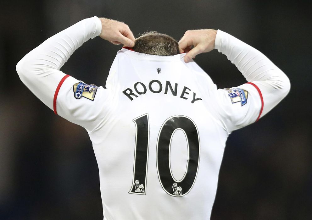Foto: Wayne Rooney se tapa la cara tras una nueva derrota de United en la presente temporada.