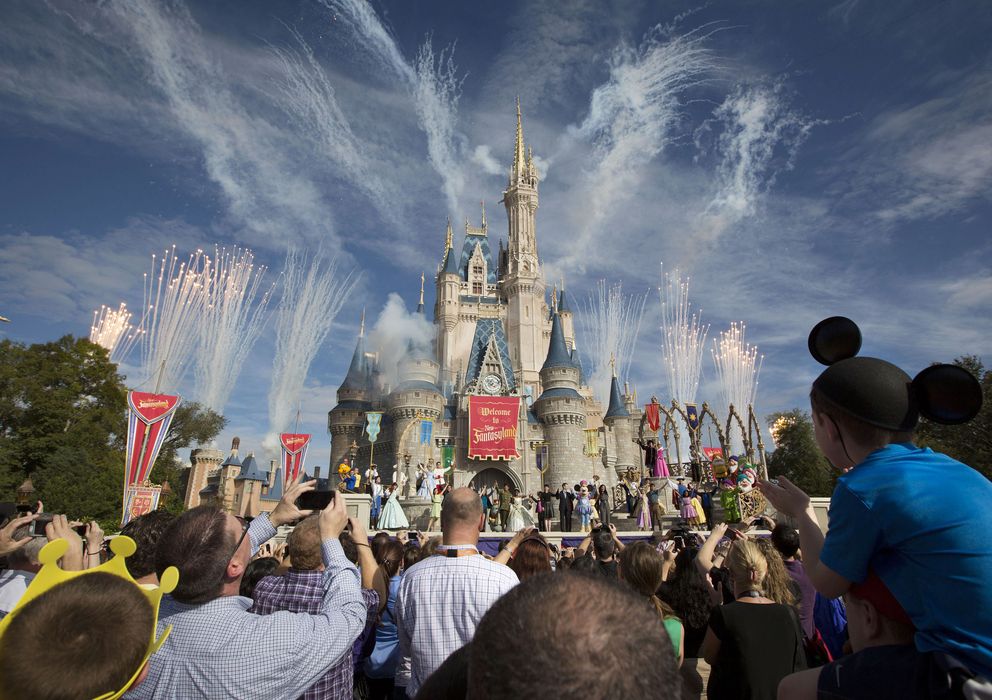 Foto: Fuegos artificiales durante la inauguración del Castillo Cinderella en Disney World Florida, Estados Unidos. (Reuters)
