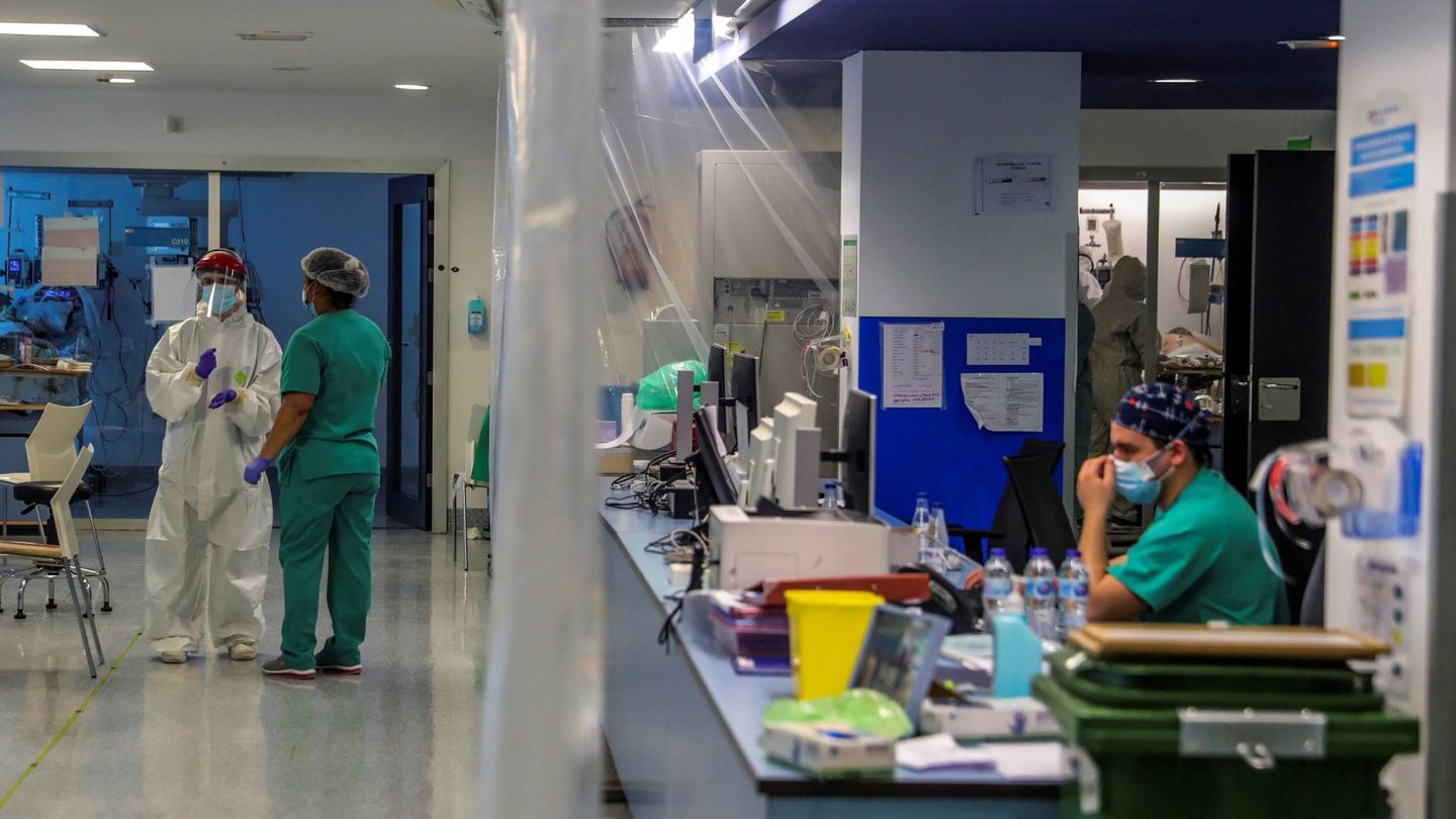 Personal sanitario en una UCI en el Hospital Puerta de Hierro. (EFE/JuanJo Martín)