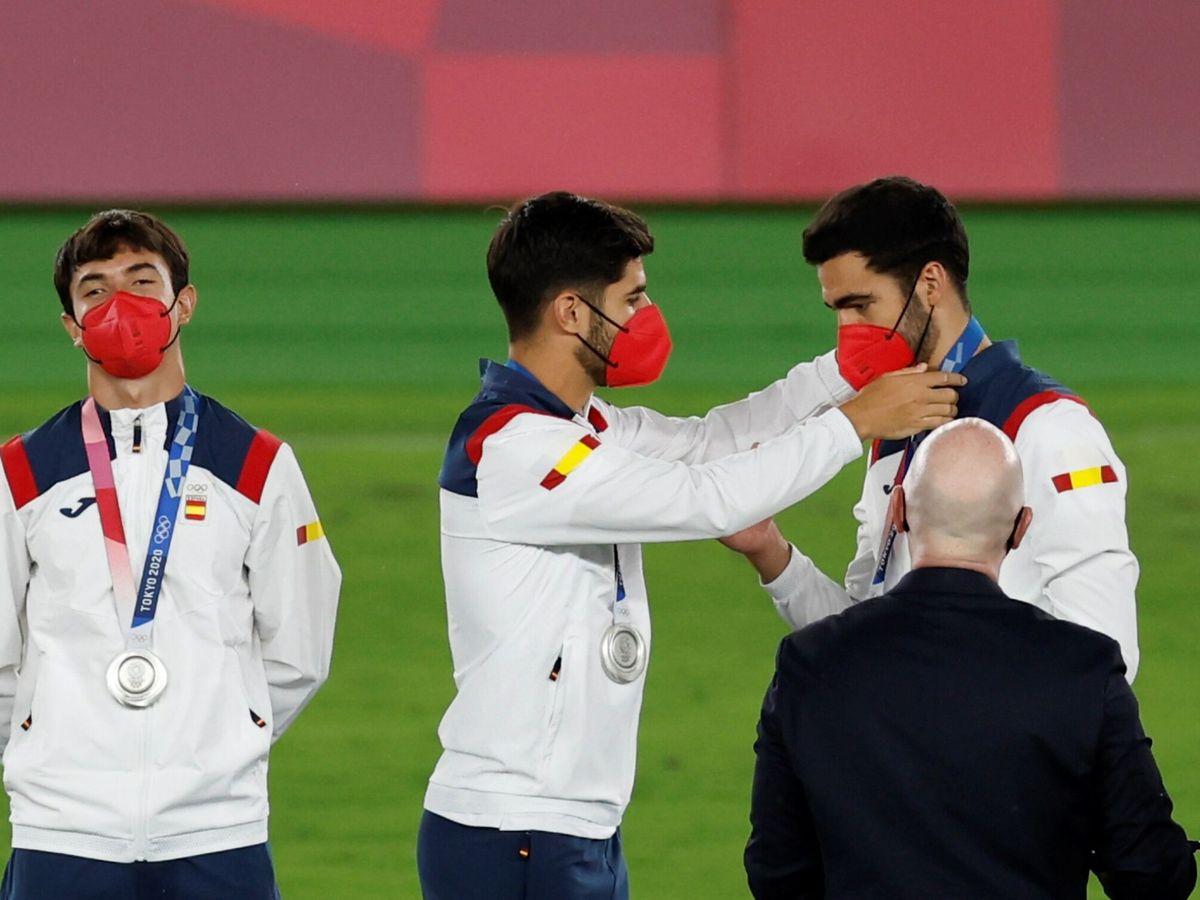 Foto: Asensio, junto a Zubimendi, pone la medalla de plata a Merino. (EFE)