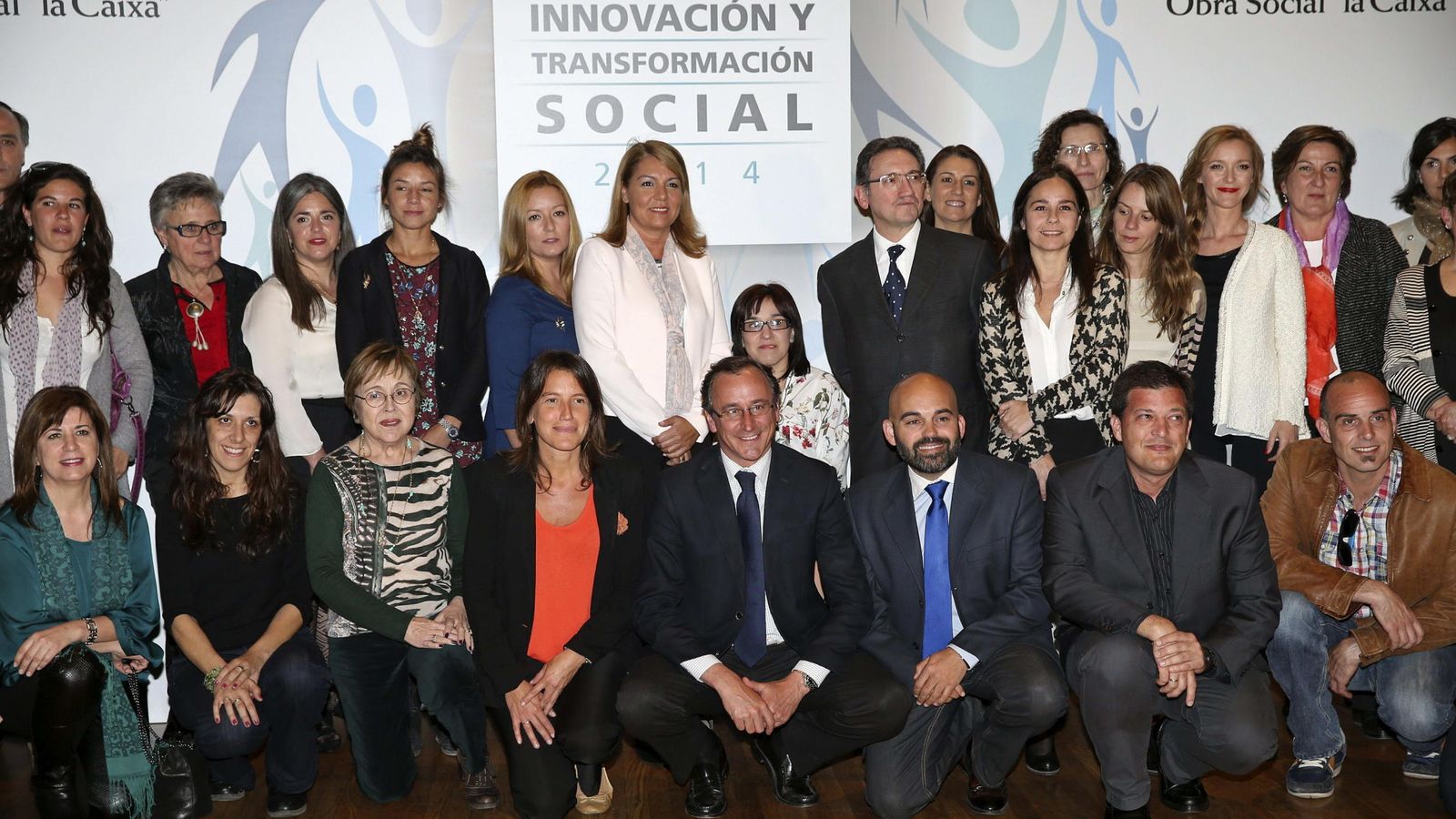 Foto: Foto de familia del ministro de Sanidad, Servicios Sociales e Igualdad, Alfonso Alonso (c), junto a los finalistas y galardonados con los premios 'La Caixa'. (EFE)