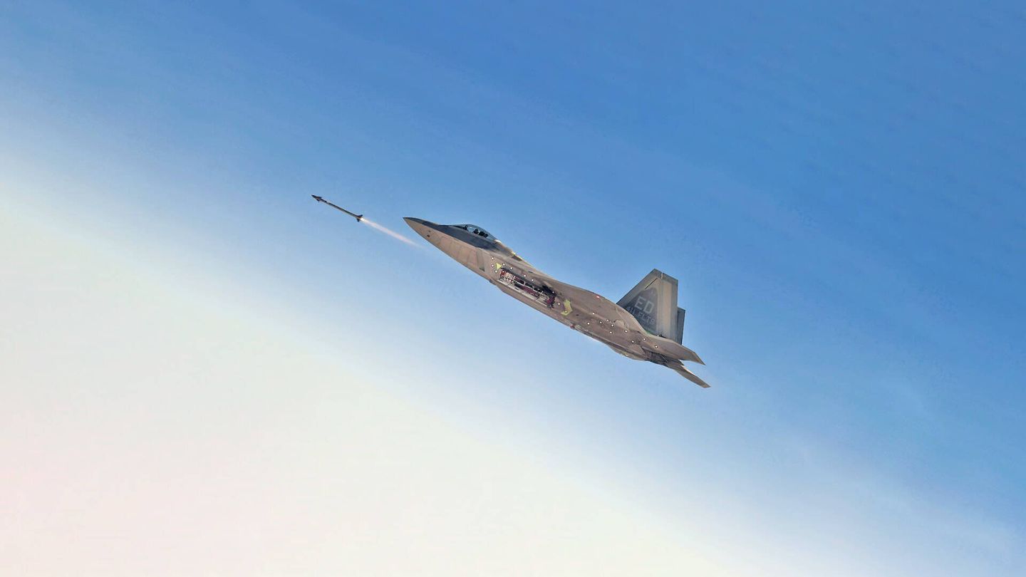 Un F-22 Raptor lanzando un AIM-9 Sidewinder como el que abatió al OVNI sobre el Yukón. (USAF)