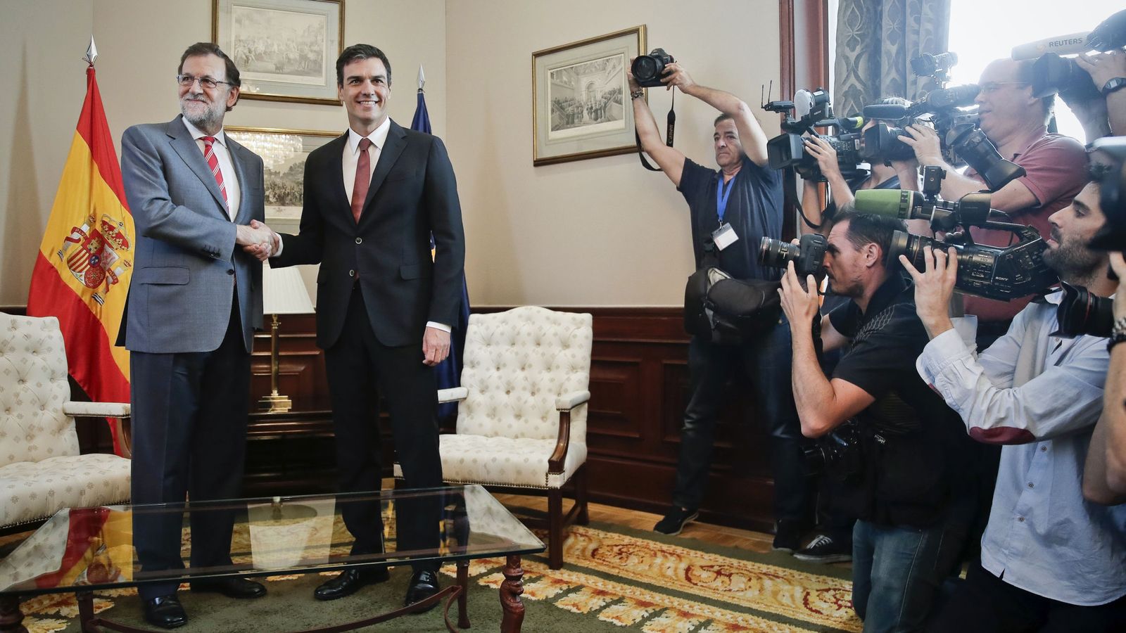 Foto: El presidente del Gobierno en funciones, Mariano Rajoy (i), y el secretario general del PSOE, Pedro Sánchez. (EFE)