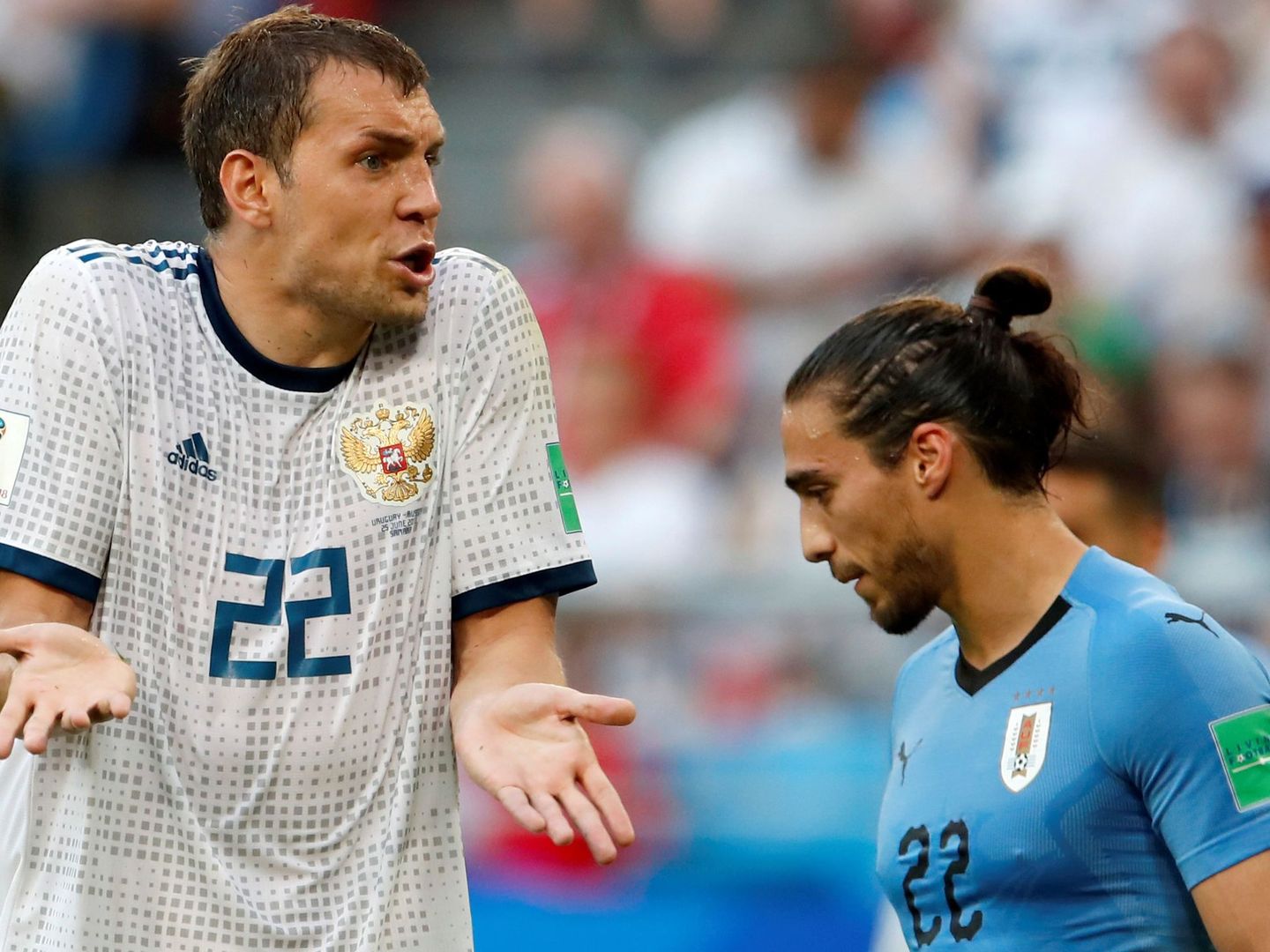 Dzuyba reclama en el partido contra Uruguay. (EFE)
