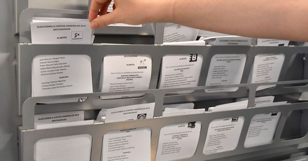 Foto: Una persona elige su papeleta electoral en Almería. (EFE)