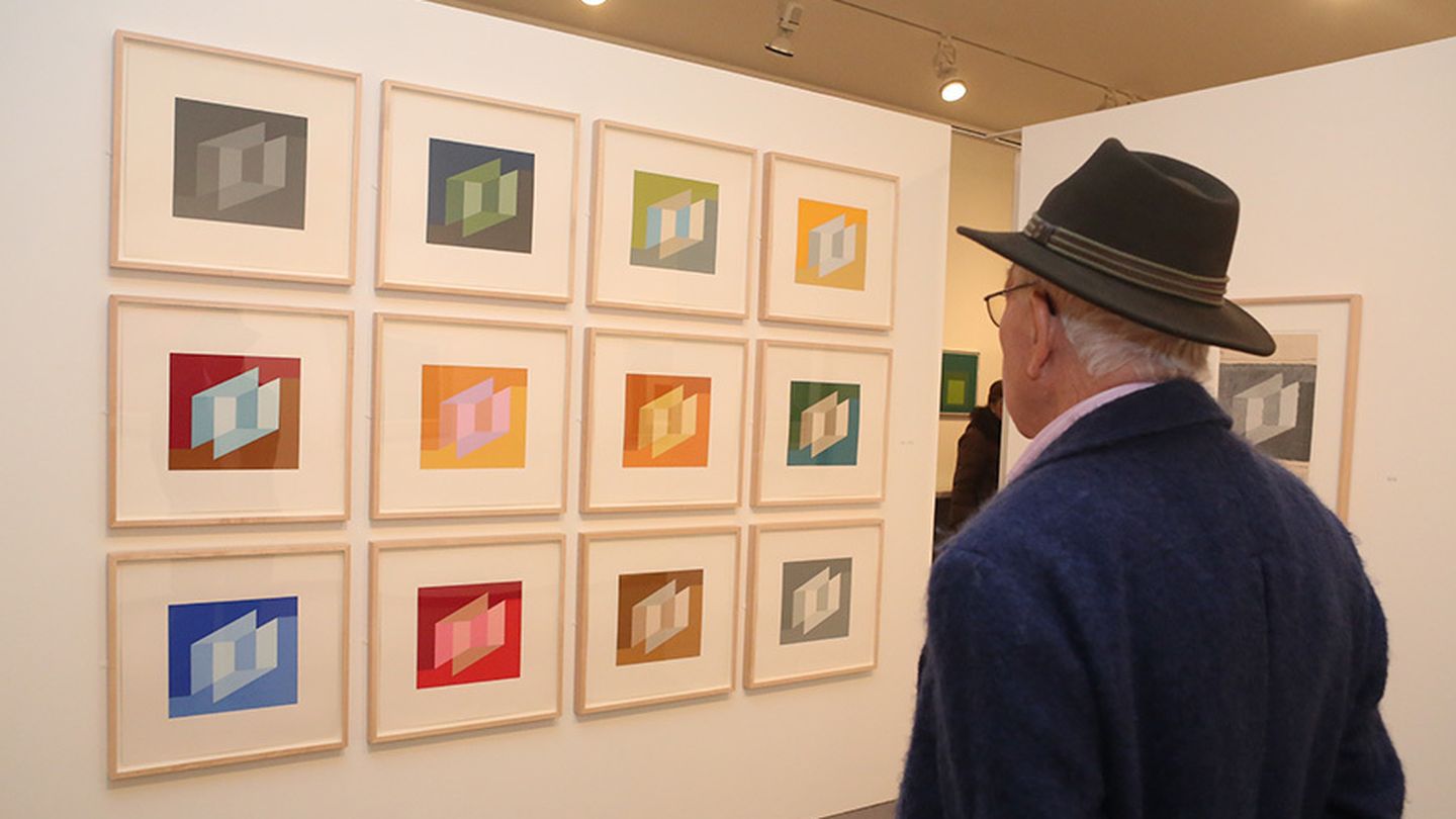 Un visitante de la exposición del pintor abstracto Josef Albers.  