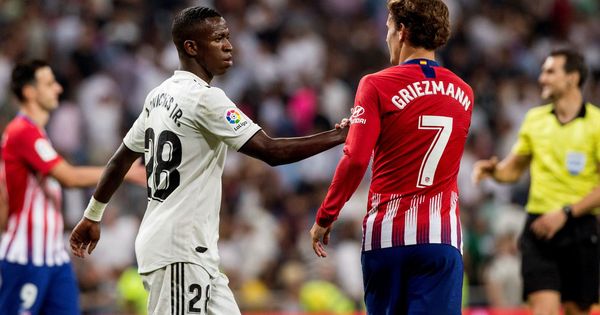 Foto: El delantero del Real Madrid Vinícius Junior y el jugador del Atlético de Madrid Antoine Griezmann se saludan tras la finalización de un derbi. (EFE)