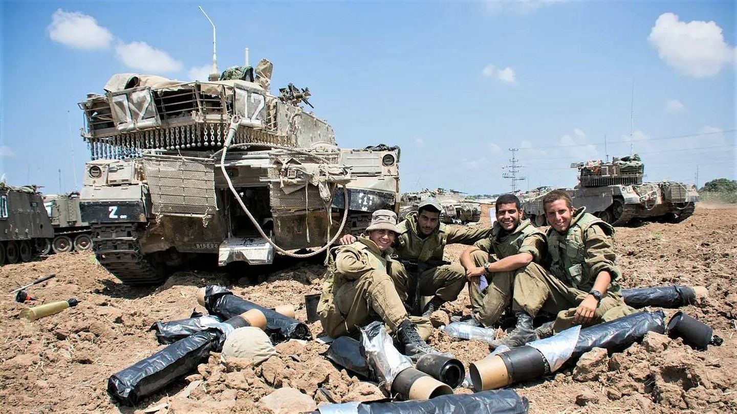 Interesante imagen de la parte trasera de un Merkava, con la puerta abierta tras haber sido municionado. (IDF)