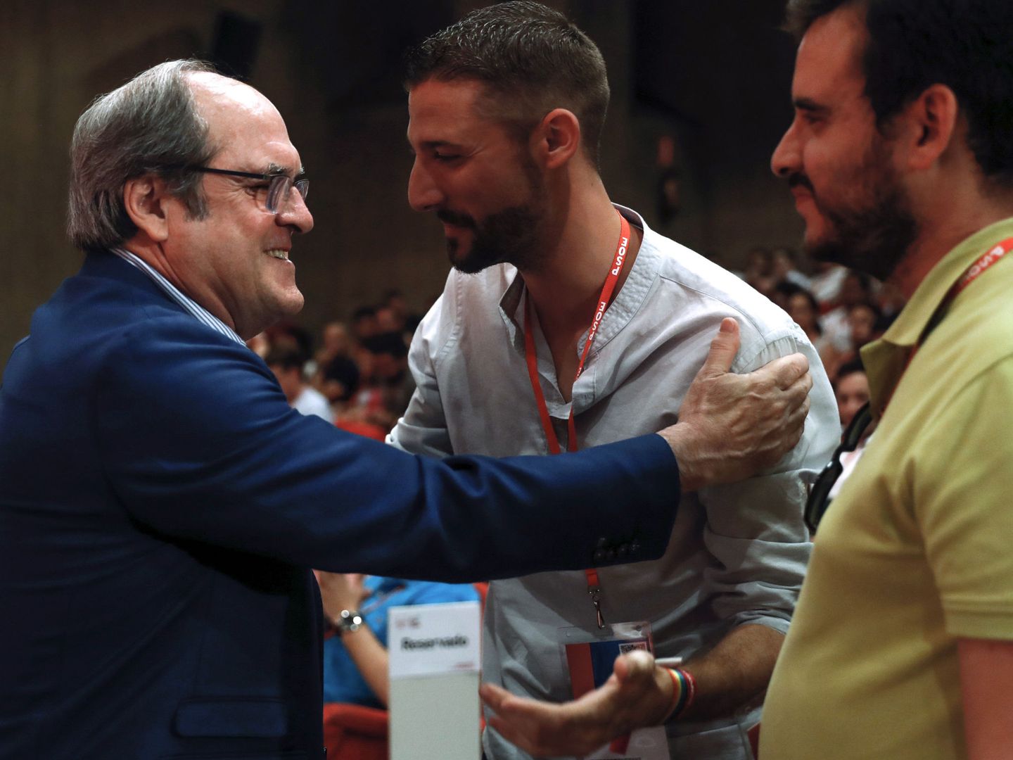 El exministro Ángel Gabilondo saluda a Omar Anguita, este 15 en julio en el 25º Congreso de JSE. (EFE)
