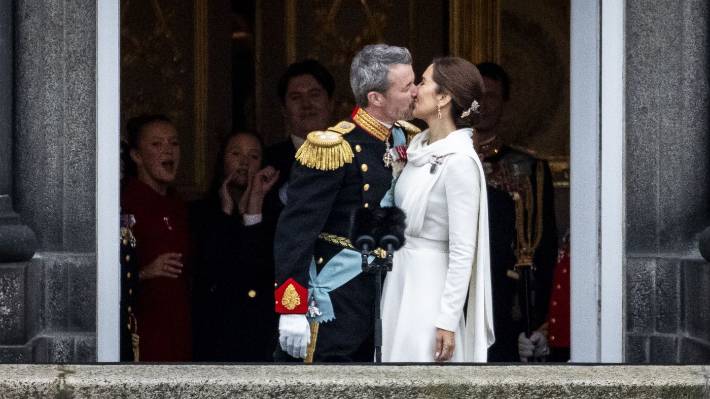Mary y Federico se besan tras la coronación. (EFE)