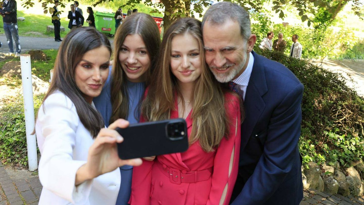 Los Reyes haciéndose un selfie con sus hijas. (Casa Real)