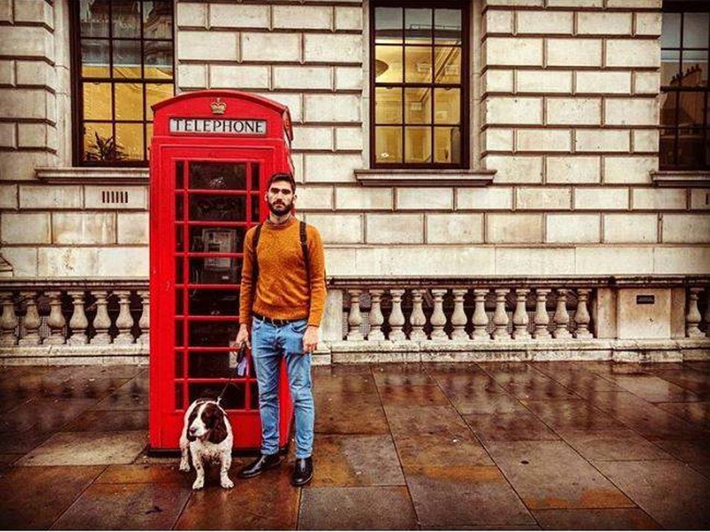 Mariano Rebattini en Londres, acompañado de la mascota a la que tuvo que cuidar. (Instagram)