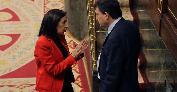 Foto: La portavoz parlamentaria del PSOE, Margarita Robles, conversa con el jefe del PNV en el Congreso, Aitor Esteban, este 21 de marzo en el Congreso. (EFE)