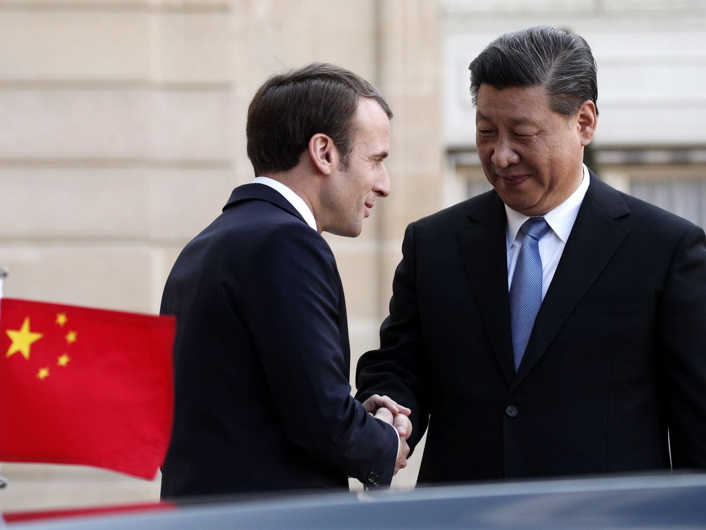 Xi Jinping saluda a Emmanuel Macron en París. (EFE)
