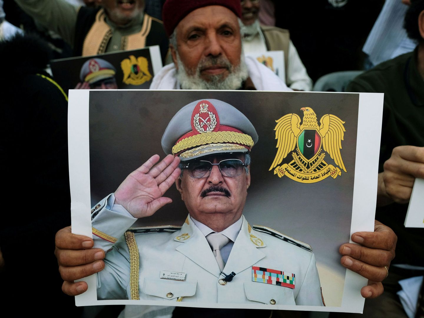 Un hombre muestra una foto de Jalifa Haftar. (Reuters)