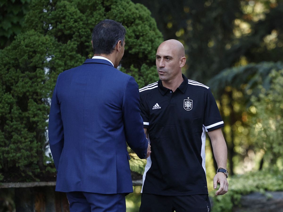 Foto: El impertérrito saludo entre Sánchez y Rubiales al recibir en la Moncloa a las campeonas del Mundial. (Reuters/Juan Medina)