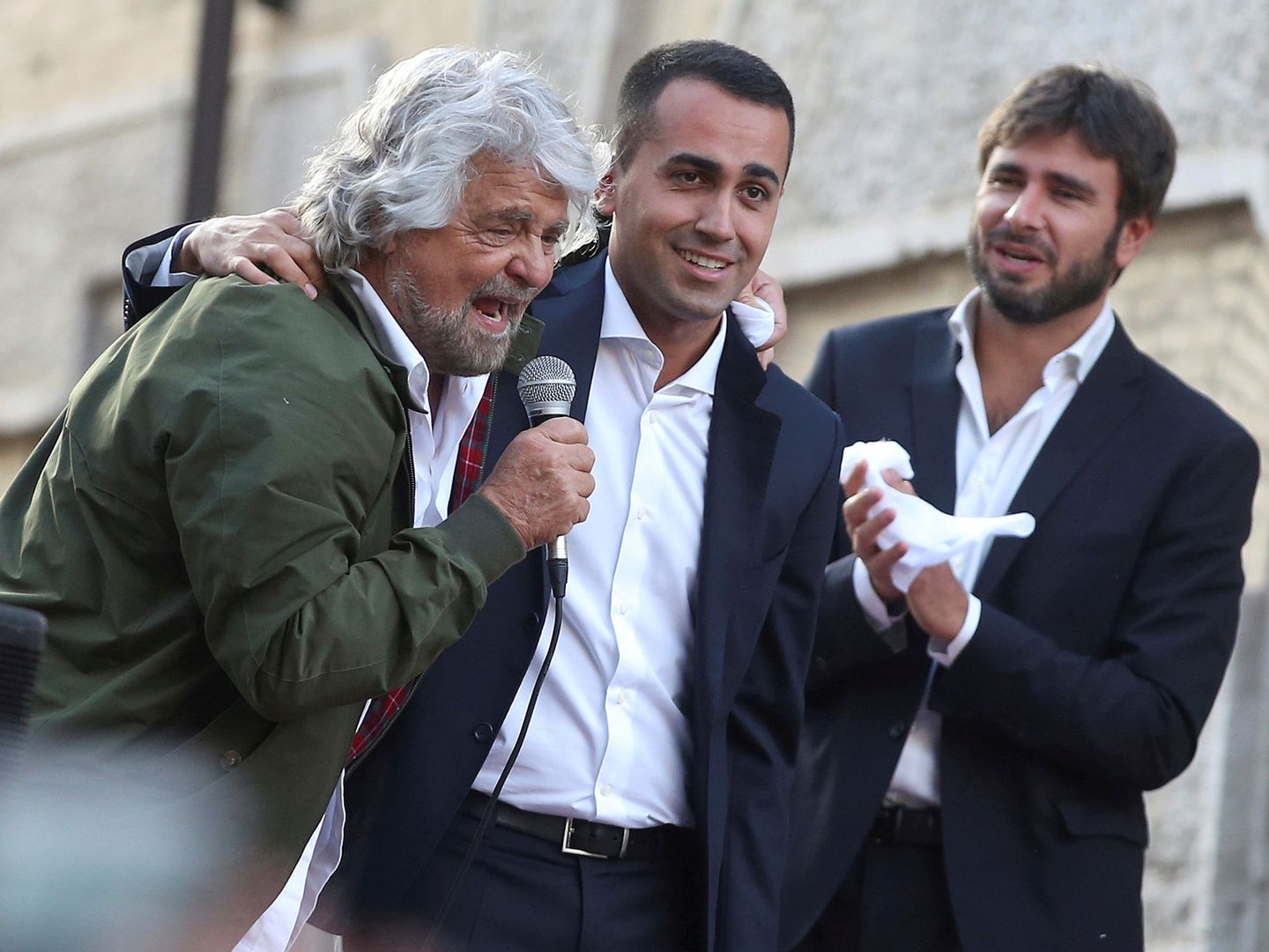 El fundador del Movimiento 5 Estrellas Beppe Grillo abraza al nuevo candidato de la formación, Luigi Di Maio, en Roma, en octubre de 2017. (Reuters)