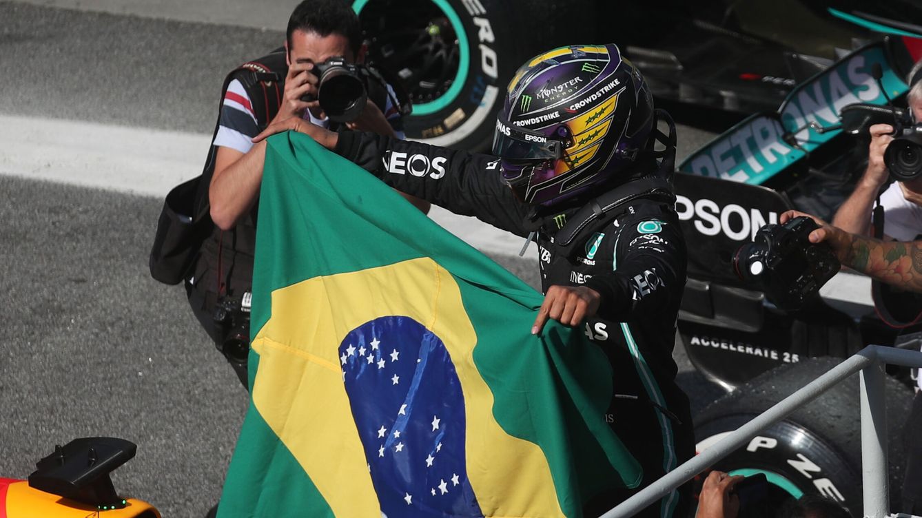 Foto: Hamilton celebra con la bandera brasileña. (Reuters/Ricardo Moraes)